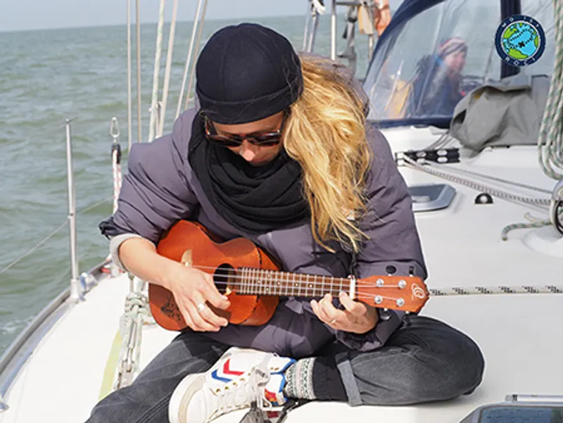 Crew spielt Ukulele an Bord